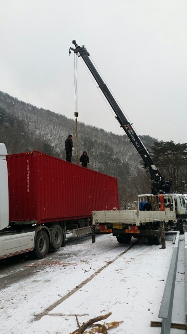 <p>영월에 캠핑장을 조성중이신 당사 고객님께서</p>
<p>작년 20HQ을 시작으로 계속 캠핑장을 확장중이십니다.</p>
<p>오늘은 올해 1월에 생산 완료되어 국내 반입된 </p>
<p>40HQ 신조컨테이너 2대를 납품 받으셨는데요</p>
<p>현장 납품 사진 올려드립니다.</p>
<p>앞으로 계속 영월 캠핑장에 수출용컨테이너는 납품될 예정입니다.</p>
<p><br /></p>