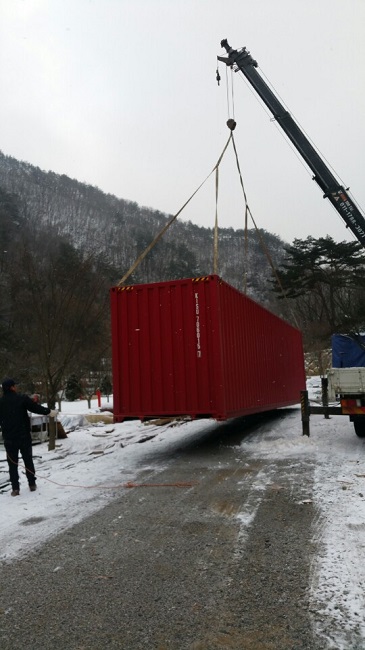 <p>영월에 캠핑장을 조성중이신 당사 고객님께서</p>
<p>작년 20HQ을 시작으로 계속 캠핑장을 확장중이십니다.</p>
<p>오늘은 올해 1월에 생산 완료되어 국내 반입된 </p>
<p>40HQ 신조컨테이너 2대를 납품 받으셨는데요</p>
<p>현장 납품 사진 올려드립니다.</p>
<p>앞으로 계속 영월 캠핑장에 수출용컨테이너는 납품될 예정입니다.</p>
<p><br /></p>