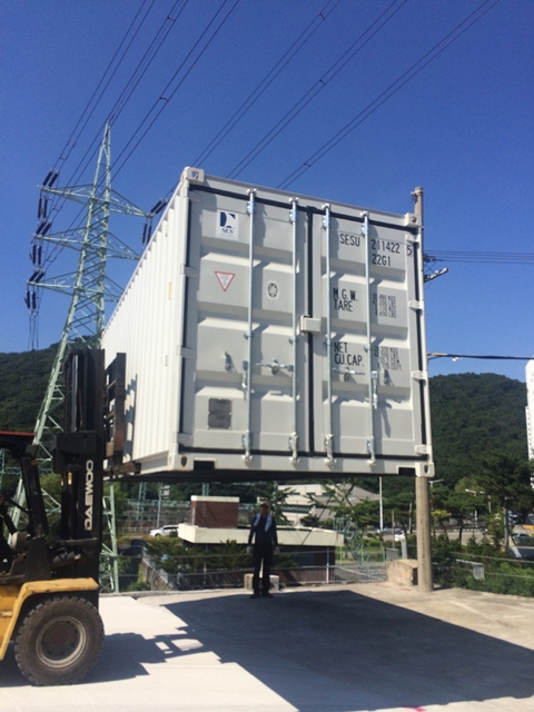 <p>부산에 위치한 동서종합물류 컨테이너 보관창고에</p>
<p>20FT 컨테이너 새제품을 납품 하였습니다</p>
<p>모두 1단 작업을 하였고 색상이 흰색 제품이여서 깔끔한 느낌이 나네요</p>
<p>관련 작업사진 및 컨테이너 사진 아래와 같이 올리니 참고하시면 되겠습니다</p>
<p>올 여름 가장 더운날에 작업하느라 정말 힘들었네요. 너무 더운날은 피하시는 것이 좋습니다.</p>
<p>보관창고 컨테이너 문의가 있으시면 언제든지 문의 부탁드리겠습니다</p>
<p>감사합니다</p>